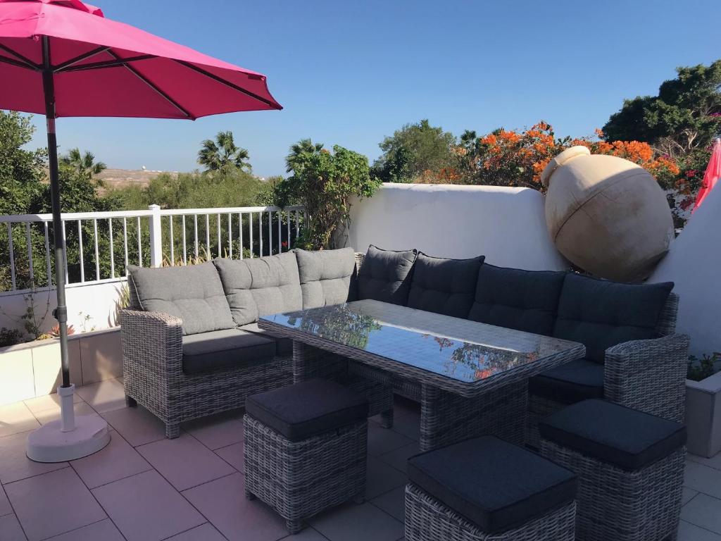 A seating area at Villa Ola, Golf del Sur