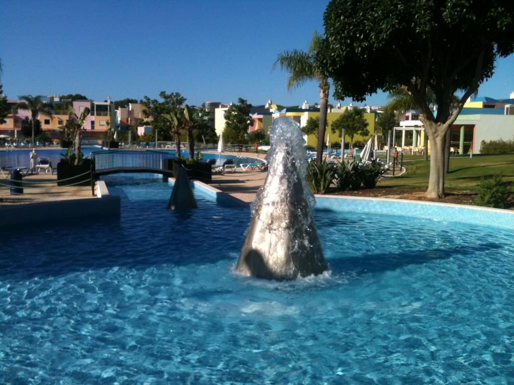 um golfinho na água numa piscina em APARTAMENTOS DA ORADA, G 014 em Albufeira