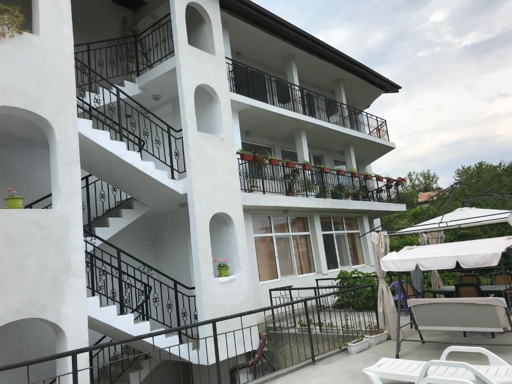 Il propose des appartements blancs dotés d'un balcon et d'une terrasse. dans l'établissement Villa Steffi, aux Sables d'or