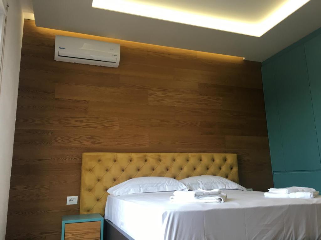 - une chambre avec un lit et une table blanche dans l'établissement Airen Hotel Velipoje, à Velipojë