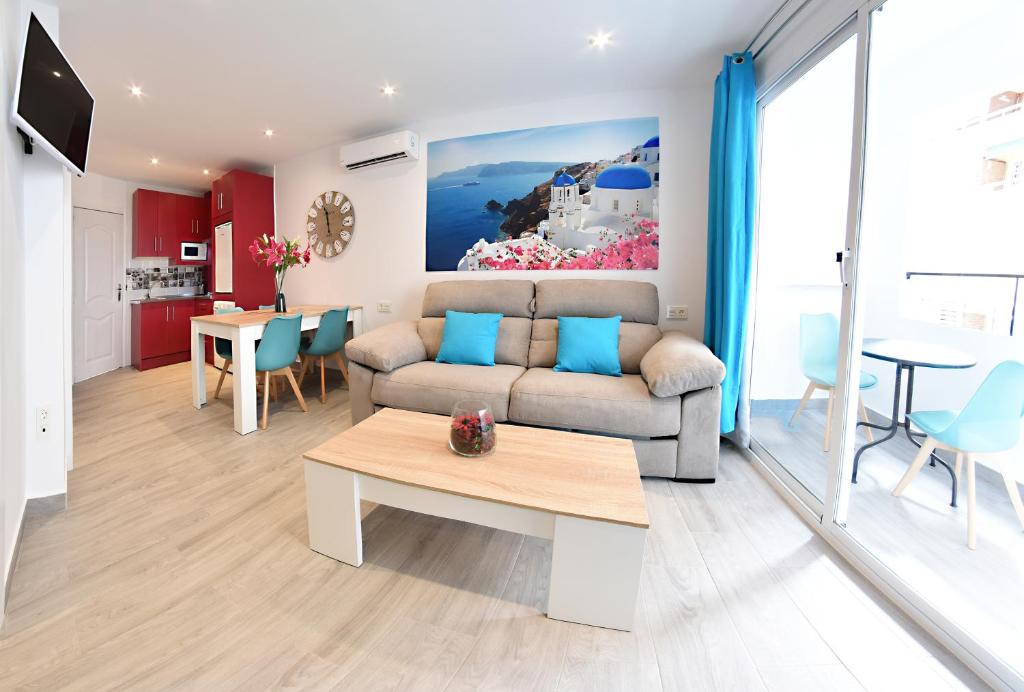 ein Wohnzimmer mit einem Sofa und einem Tisch in der Unterkunft Zenmarina 614 playa carihuela in Torremolinos