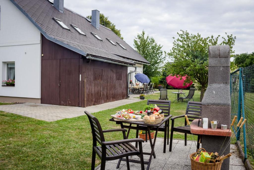 Ogród w obiekcie Vila Les Kralovstvi