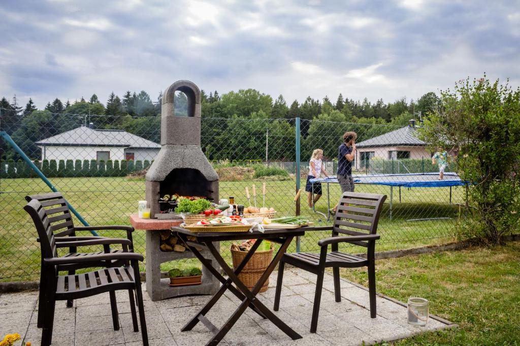 Ogród w obiekcie Vila Les Kralovstvi
