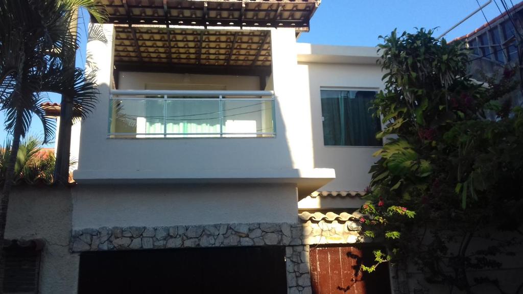 un edificio con una ventana en el lateral. en Casa da Celia, en Arraial do Cabo