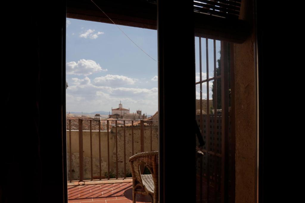 ventana con vistas a la ciudad desde el balcón en Apartamento en casa del s.XVI, en Trujillo