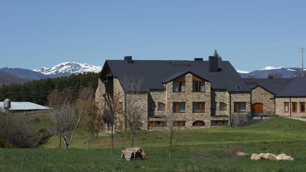 una gran casa de piedra con techo negro en Gran Hotel Pandorado en Pandorado