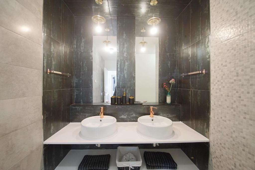 a bathroom with two sinks and a mirror at Lei Home in Cascais