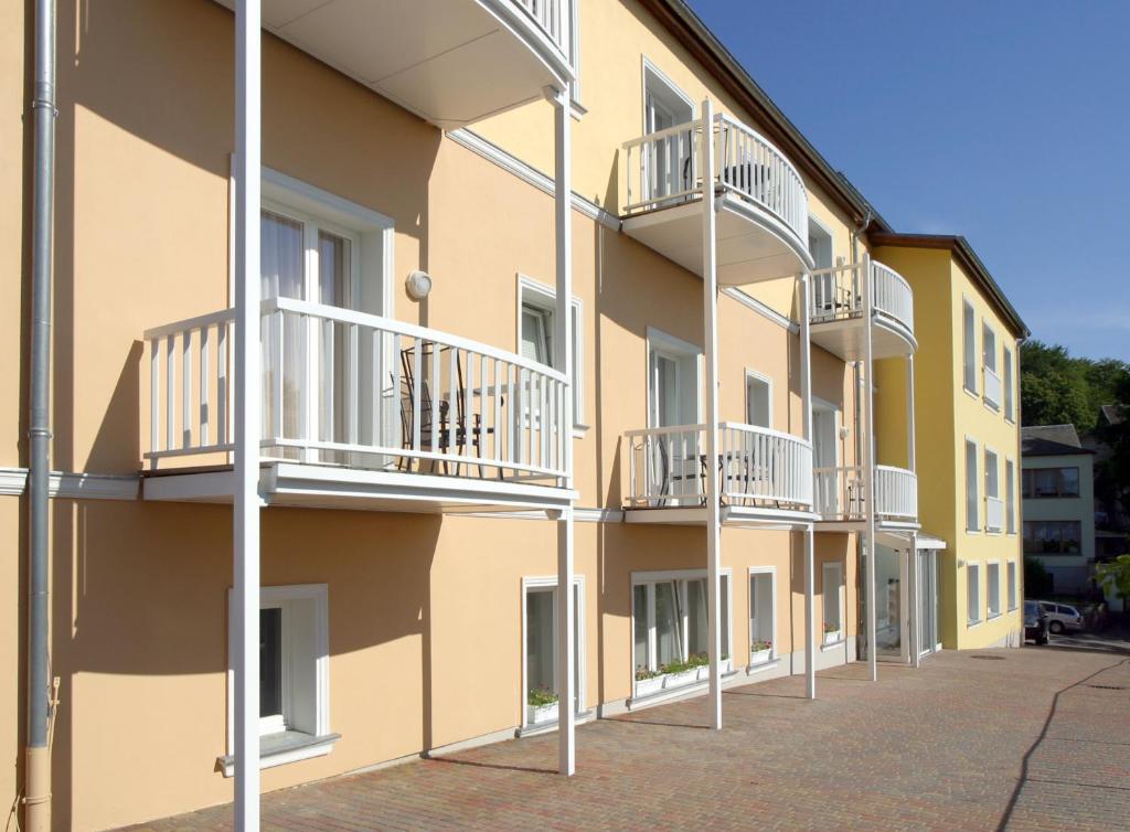 - un bâtiment avec des balcons sur le côté dans l'établissement Hotel garni Arte Vita, à Heringsdorf
