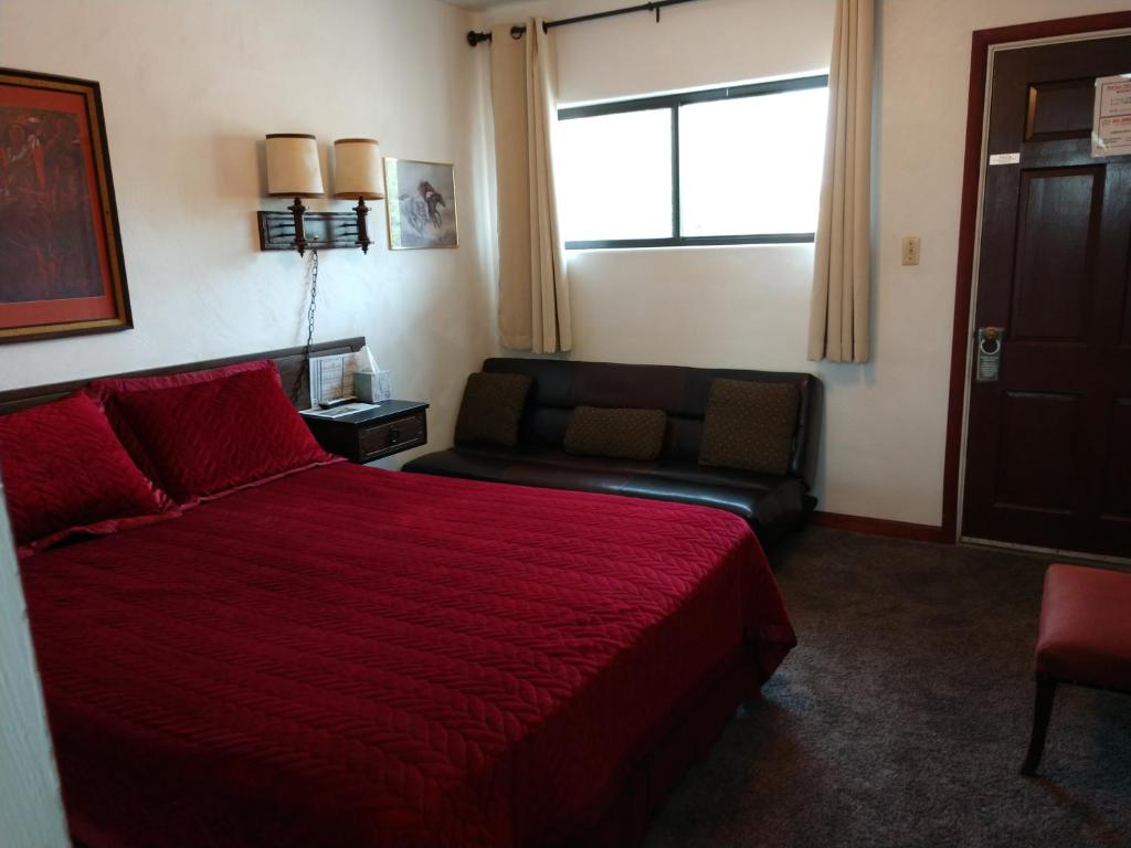 Postel nebo postele na pokoji v ubytování Swiss Mountain Motel