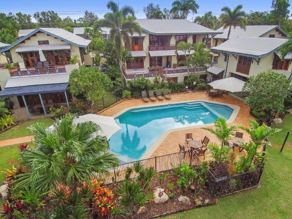 una vista aérea de una casa con piscina en Wongalinga en Mission Beach