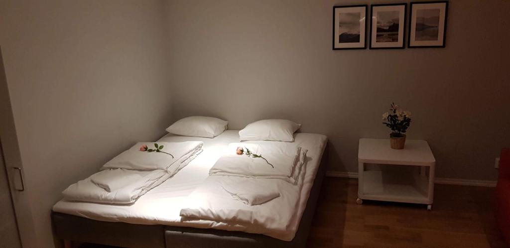 Postel nebo postele na pokoji v ubytování Skuteviken Apartments 40