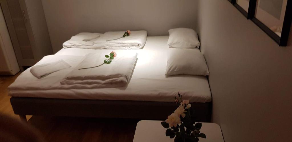 Postel nebo postele na pokoji v ubytování Skuteviken Apartments 40