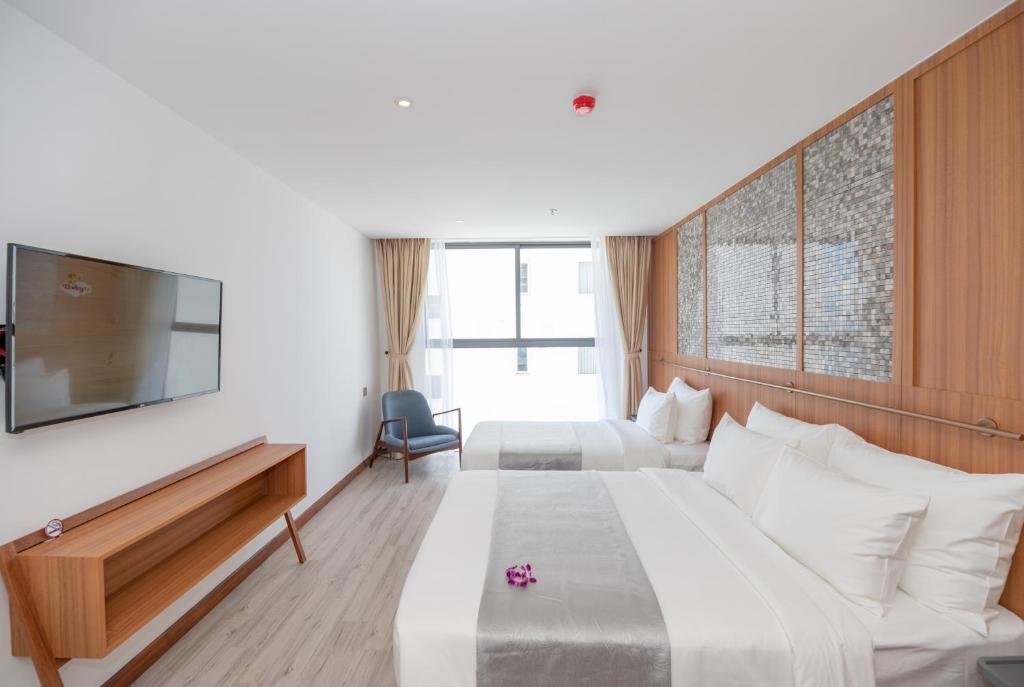 Giường trong phòng chung tại Majestic Premium Hotel