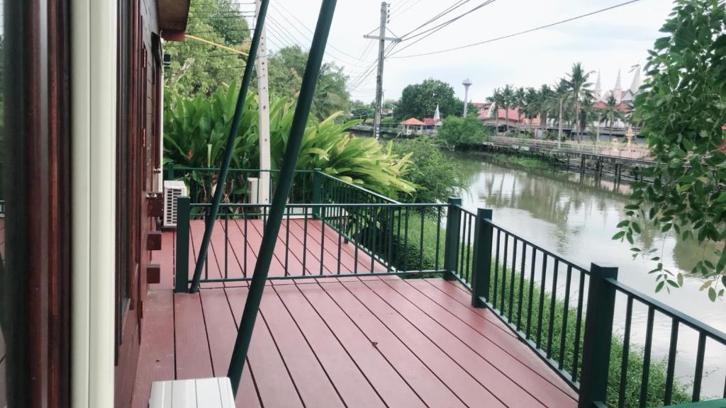 een balkon met uitzicht op een rivier bij Nung Ni Bang Khon Thi Resort in Amphawa