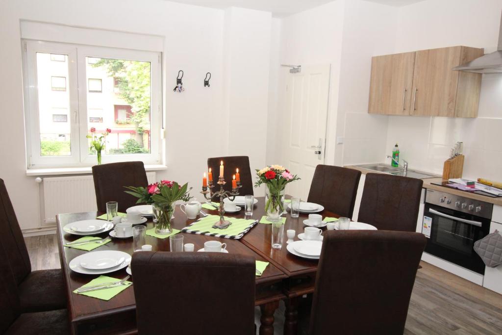 a kitchen with a dining room table with chairs at Apartments Tempelhof in Berlin