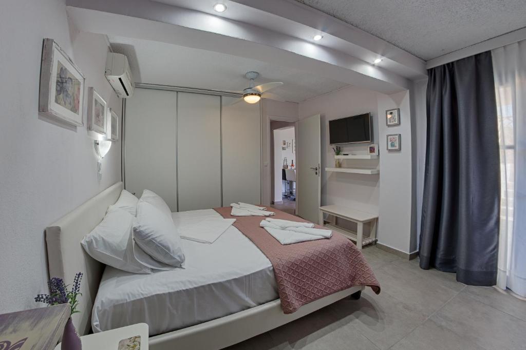 A bed or beds in a room at Irida Holiday Apartments