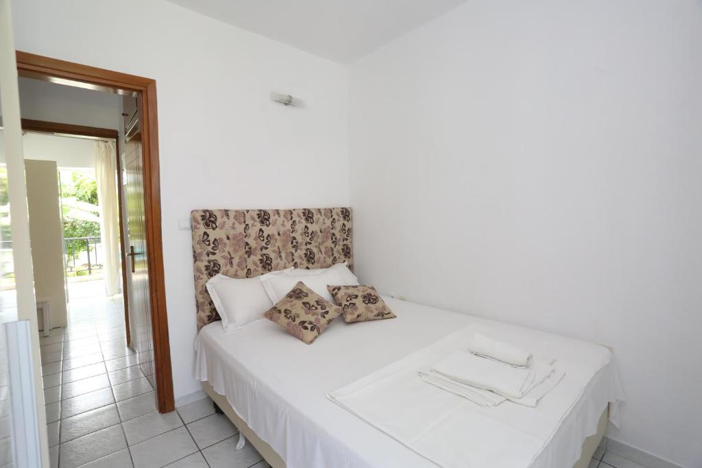 Postel nebo postele na pokoji v ubytování Iris Seafront Apartments