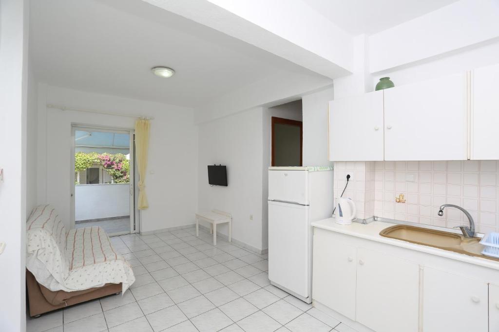 Kuchyň nebo kuchyňský kout v ubytování Iris Seafront Apartments