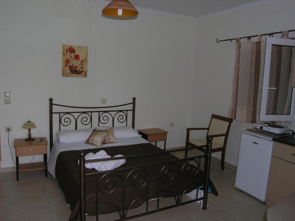 um quarto com uma cama, uma mesa e cadeiras em Villa Meliti em Lygia