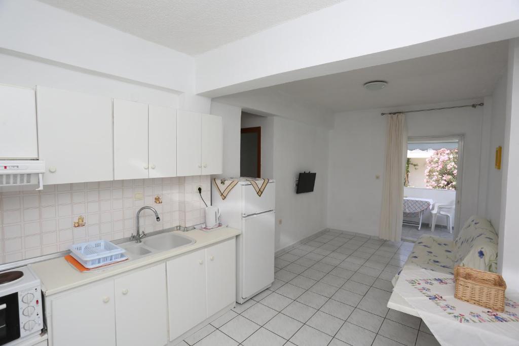 Kuchyň nebo kuchyňský kout v ubytování Iris Seafront Apartments