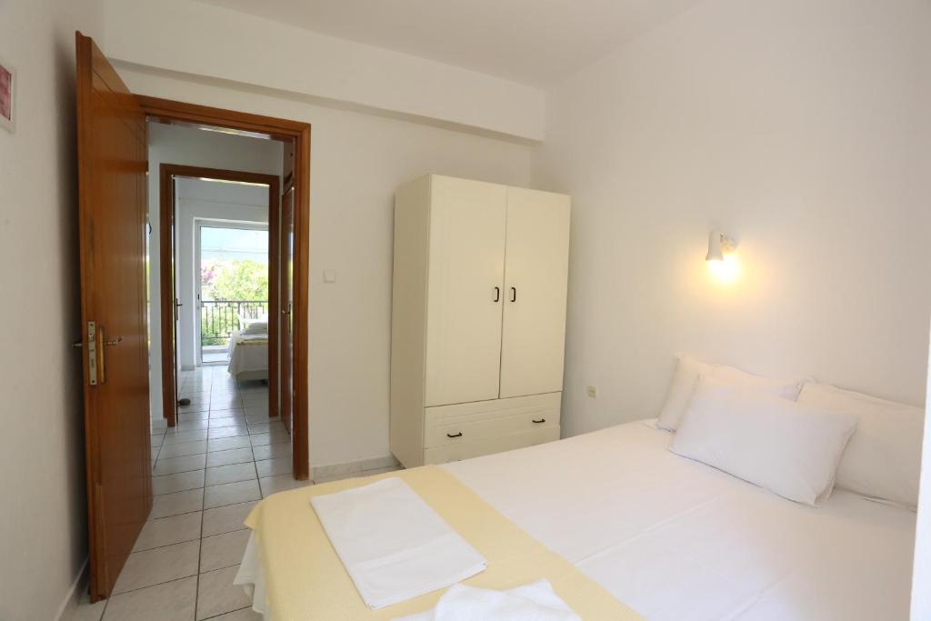 Postel nebo postele na pokoji v ubytování Iris Seafront Apartments