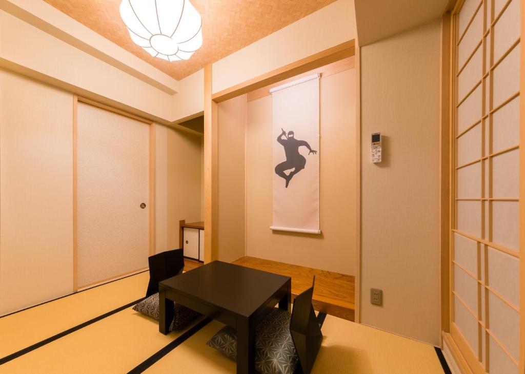 Posezení v ubytování SARASA HOTEL Namba