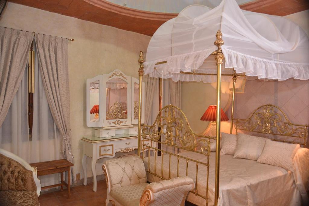 - une chambre avec un lit à baldaquin et une chaise dans l'établissement Na-anché Hotel, à Oaxaca