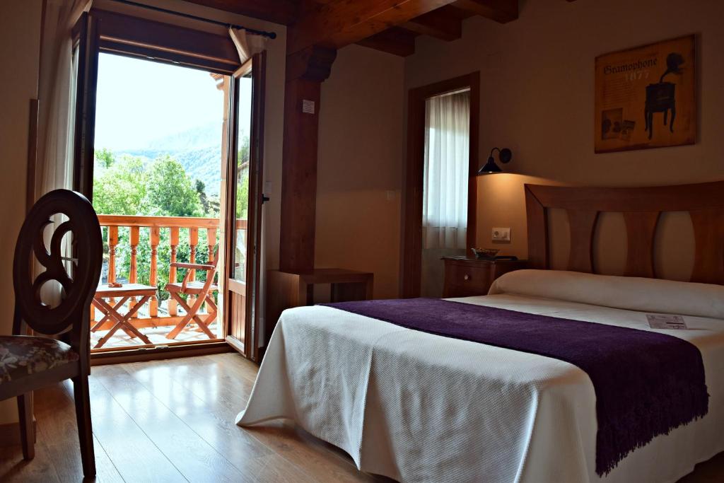 A bed or beds in a room at Posada Valle del Oso
