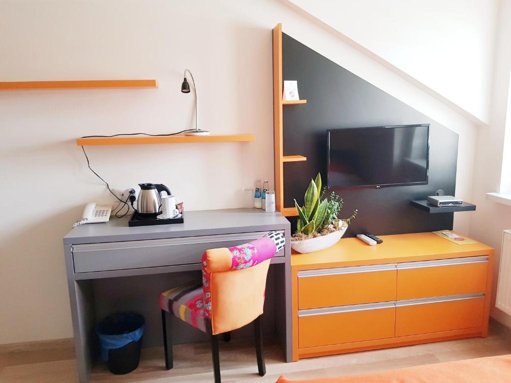 TV a/nebo společenská místnost v ubytování Hotel i Restauracja Pod Skałą Jasło
