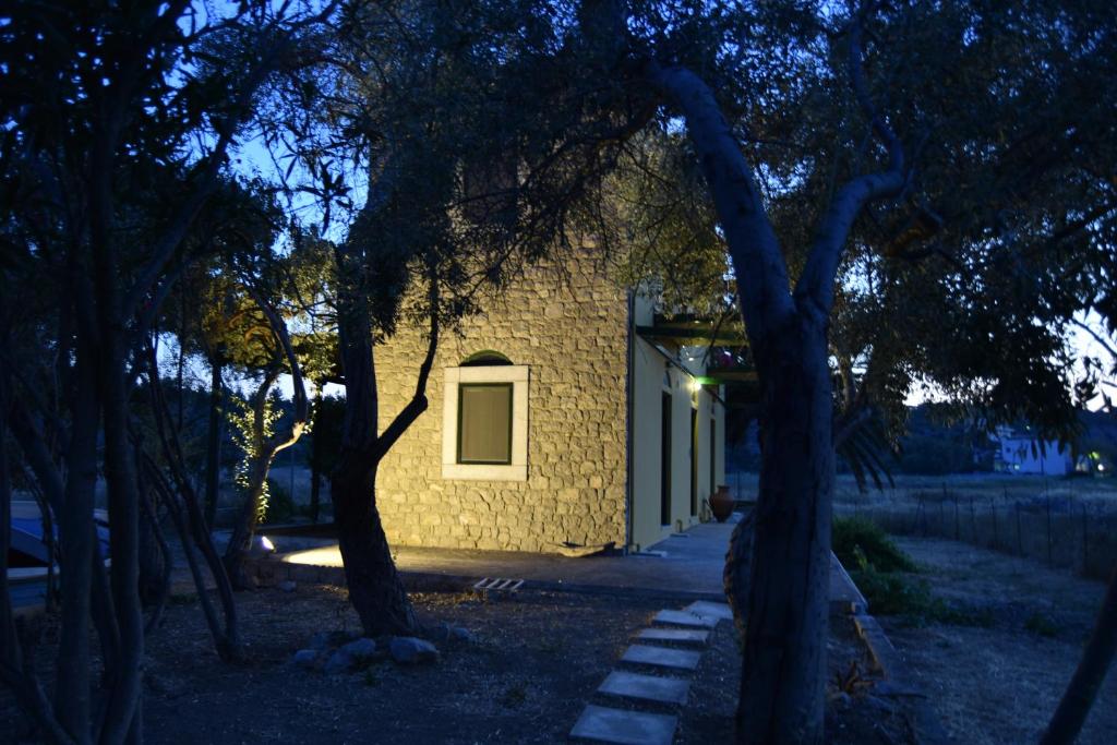 ein kleines gelbes Backsteingebäude mit einem Fenster darauf in der Unterkunft Medousa Rooms to Let in Líthion