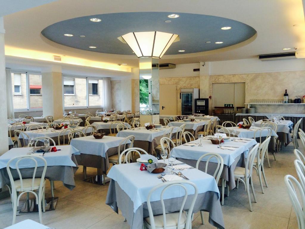 Restaurace v ubytování Hotel Monica