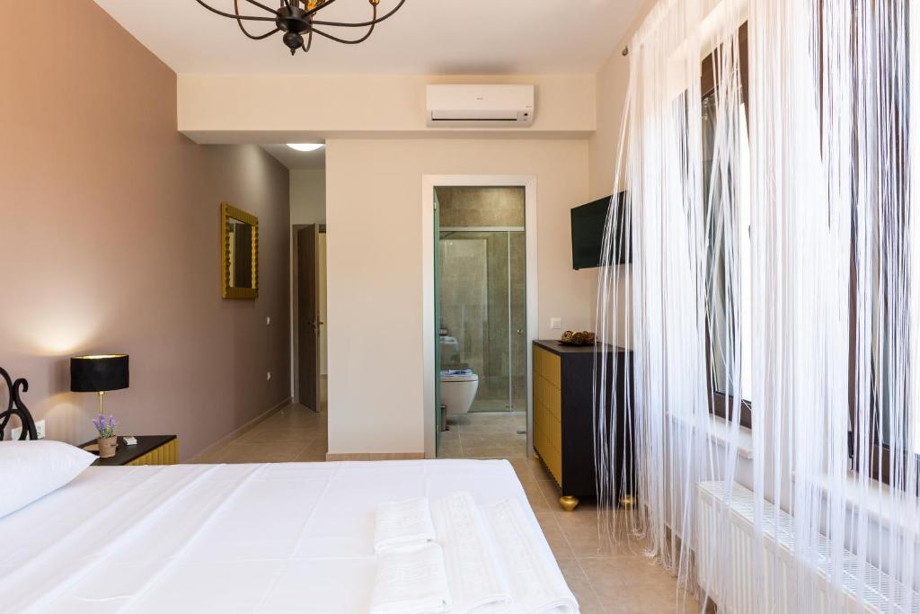 TV a/nebo společenská místnost v ubytování Eudora Luxury Stone Villa