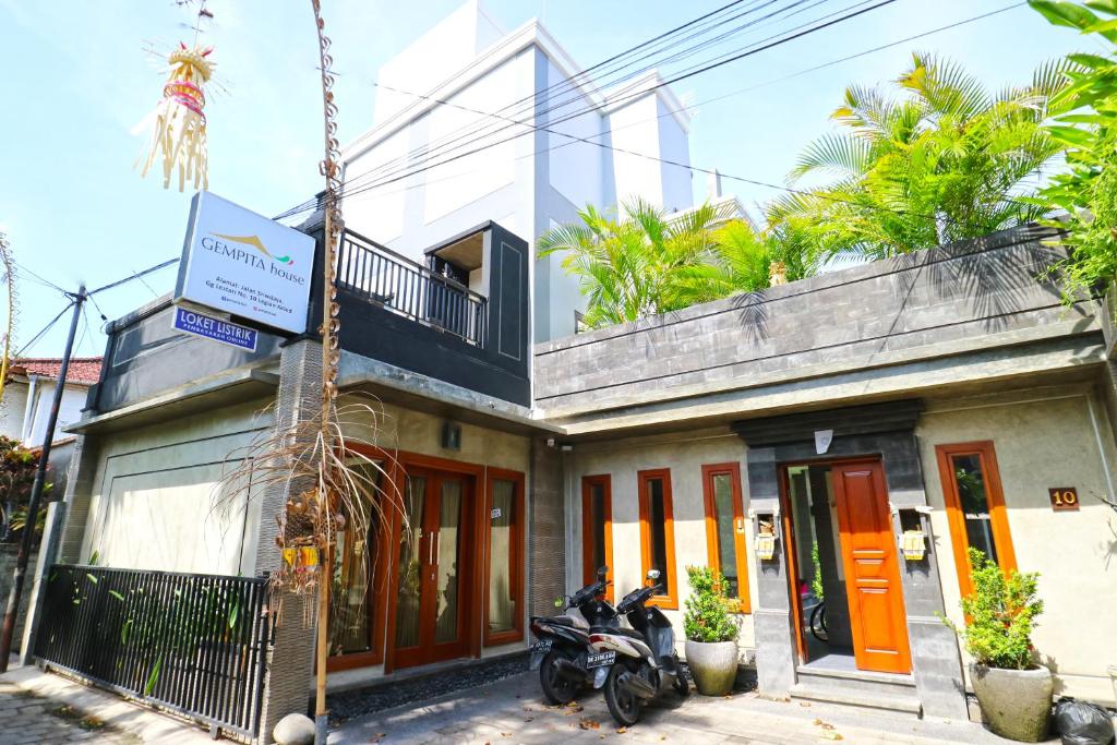 une moto garée devant un bâtiment dans l'établissement Gempita House Bali, à Legian