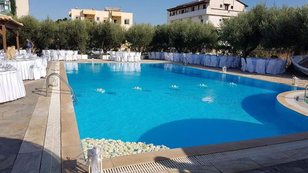 Bazén v ubytování Lili Hotel nebo v jeho okolí