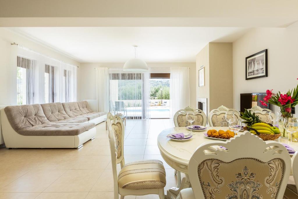 Posezení v ubytování Eudora Luxury Stone Villa
