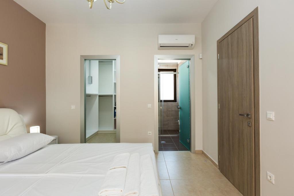 Postel nebo postele na pokoji v ubytování Eudora Luxury Stone Villa