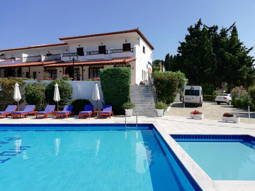 Bazén v ubytování Hotel Paradise nebo v jeho okolí