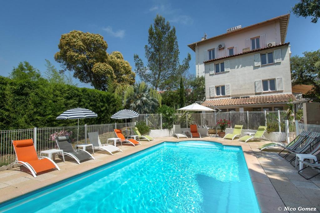 Bazén v ubytování Le Thimothée : Hôtel & Studios nebo v jeho okolí