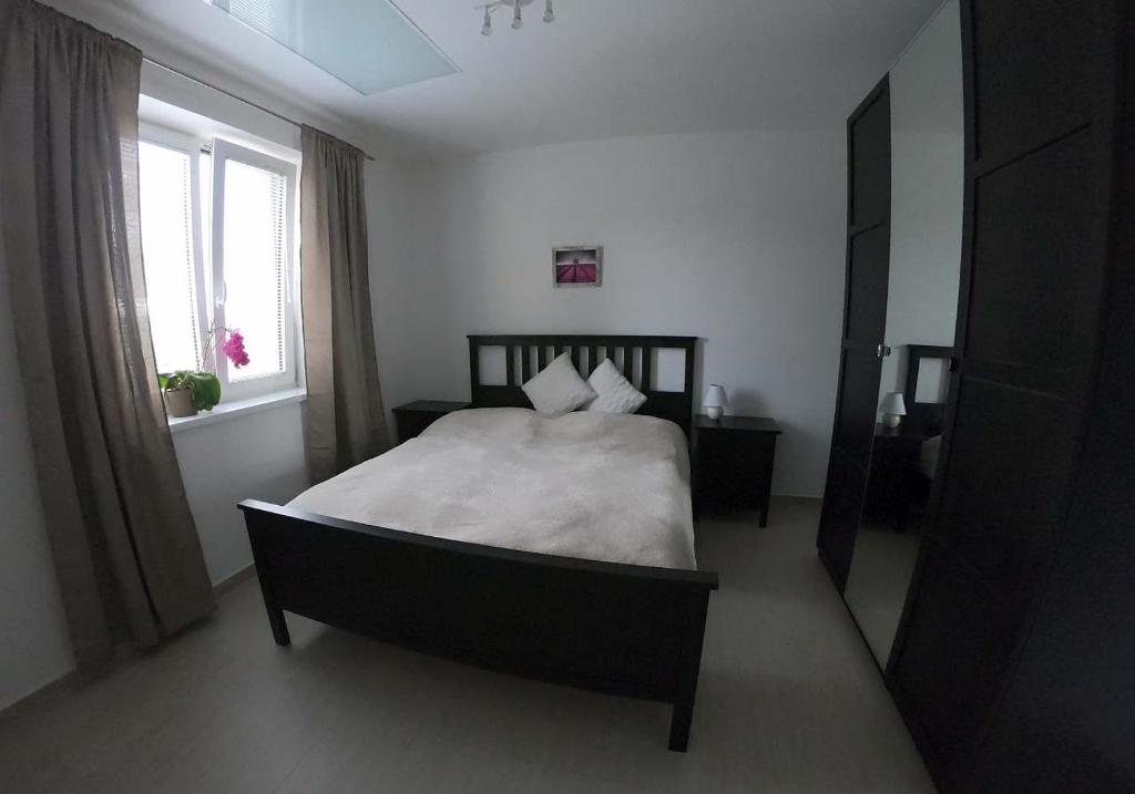 Postel nebo postele na pokoji v ubytování Apartmány U Zámečku
