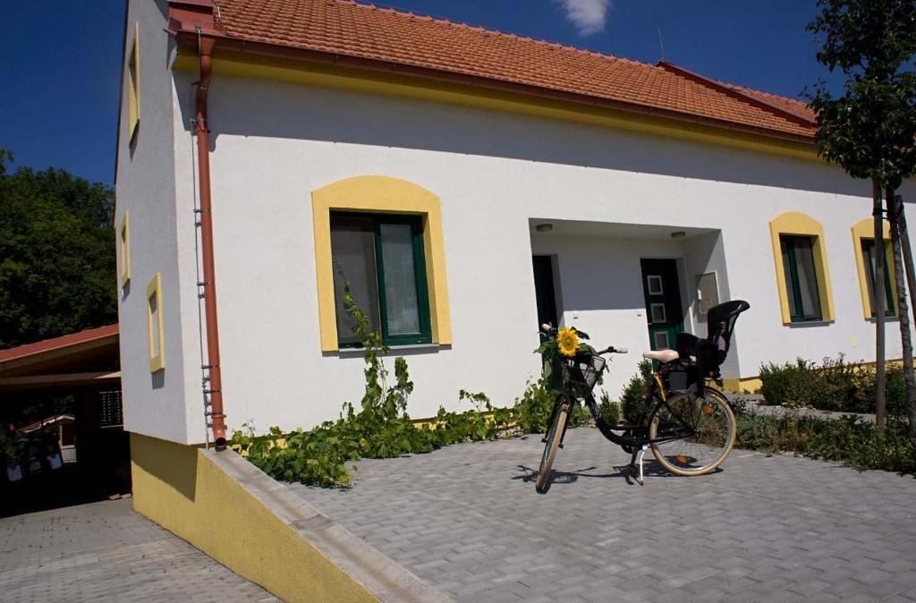 ein Fahrrad, das vor einem Haus geparkt ist in der Unterkunft Apartmány U Zámečku in Hlohovec