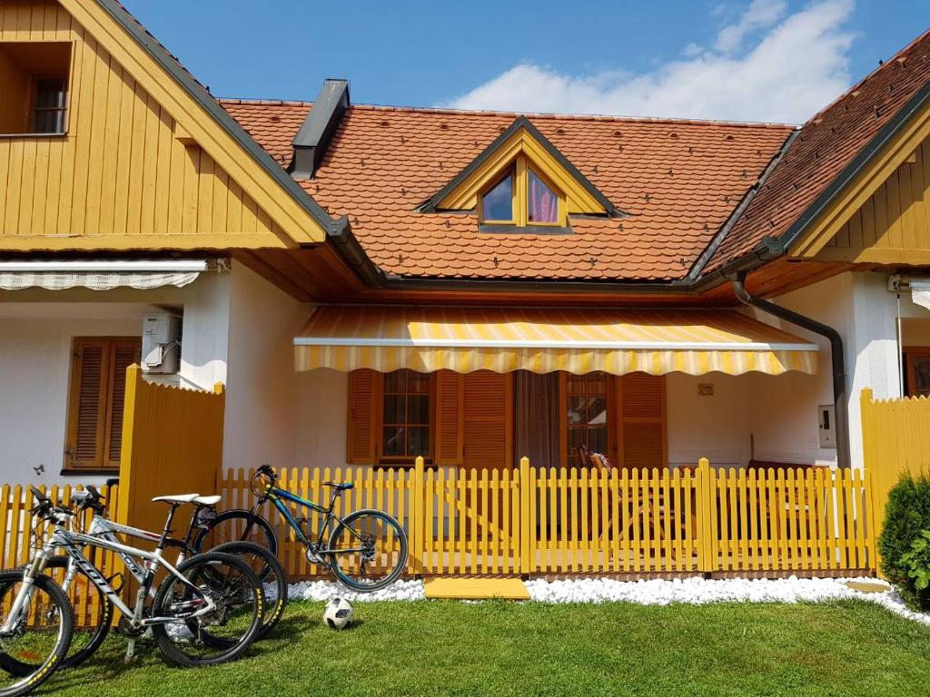 un gruppo di biciclette parcheggiate di fronte a una casa di TULPIKA 13 a Moravske Toplice