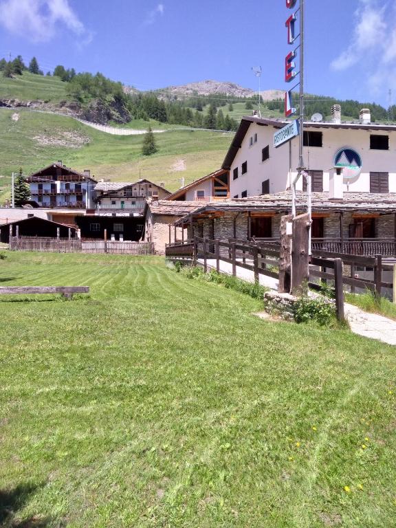 an empty field in front of a building at Hotel Banchetta in Sestriere