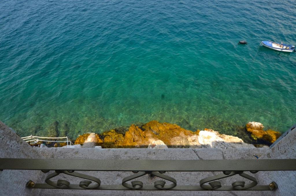 uma vista para o oceano a partir de uma varanda em Arnolongo B4 Sea View em Rovinj