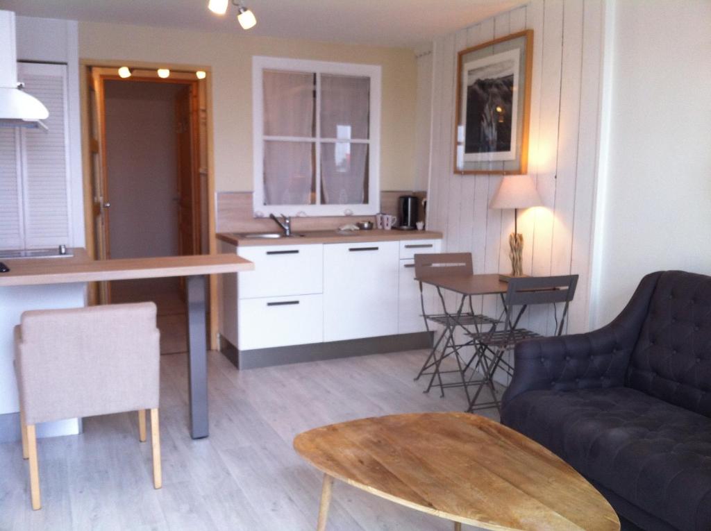 Kuchyň nebo kuchyňský kout v ubytování Les Transats Chambre et appartements Face à la mer