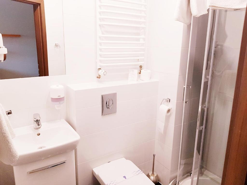 Koupelna v ubytování Hotel i Restauracja Pod Skałą Jasło