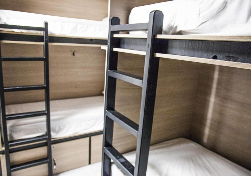 Poschodová posteľ alebo postele v izbe v ubytovaní Ohana Tarifa Hostel