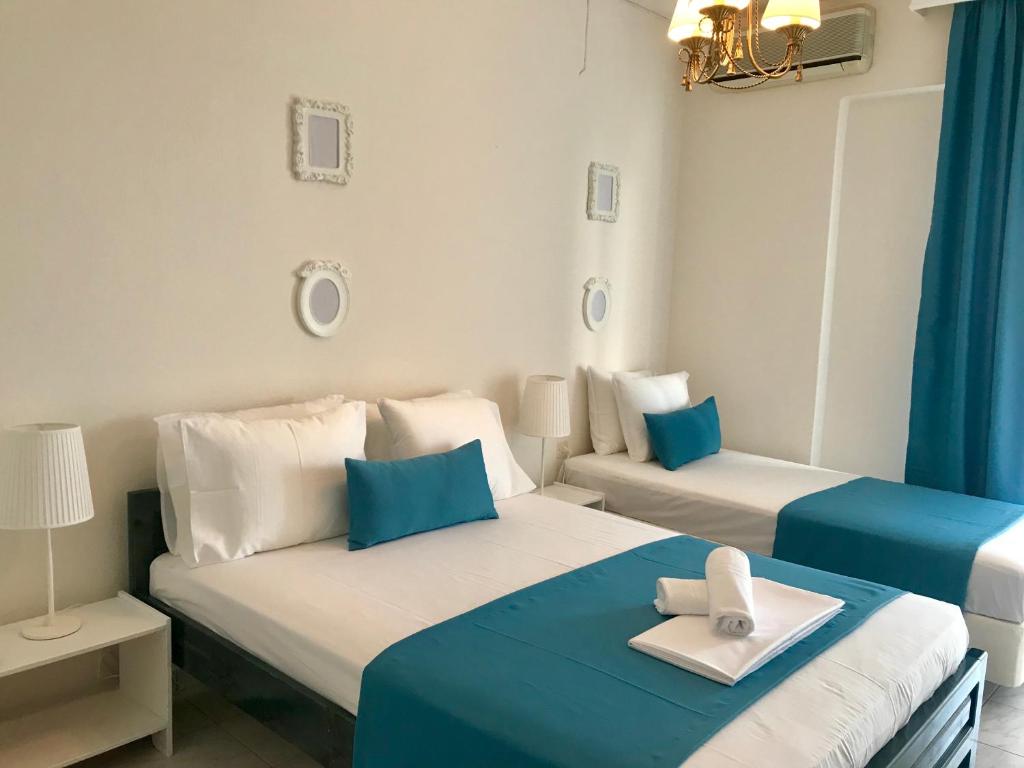 ペフコホリにあるSand & Sea Design Apartmentの青と白のベッド2台が備わる客室です。