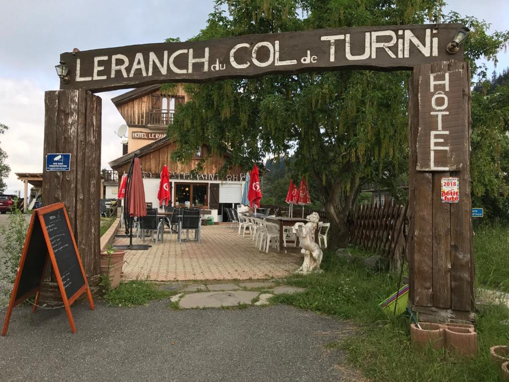 een bord met de tekst lenemark the colossus of turnin bij Le Ranch in La Bollène-Vésubie