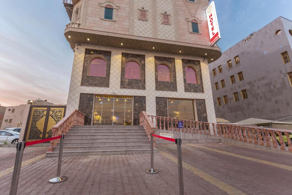 un edificio con escaleras delante de un edificio en Hotel Ritaj Alsahel, en Yanbu