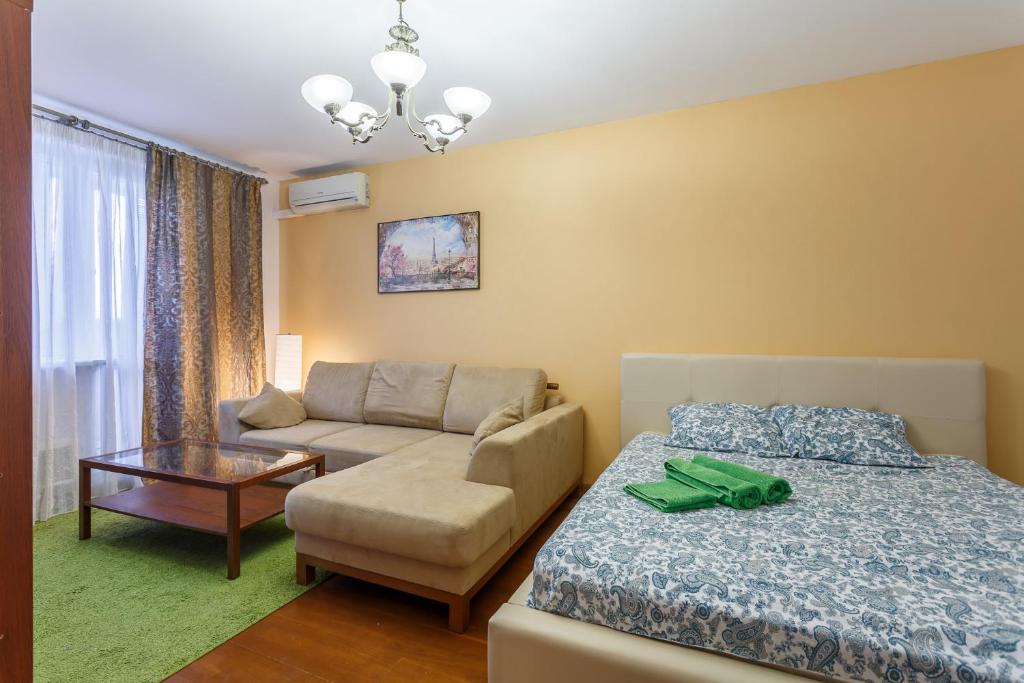 モスクワにあるFortEstate Apartment Nametkina 9のリビングルーム(ベッド1台、ソファ付)